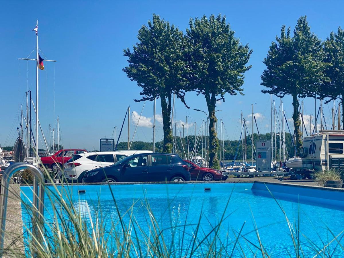 Hausboot Mit Traumlage In Luebeck-Travemuende 호텔 외부 사진